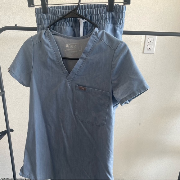 Figs nursing scrubs, technical collection. Top is XXS, bottoms are XS. - Picture 2 of 4